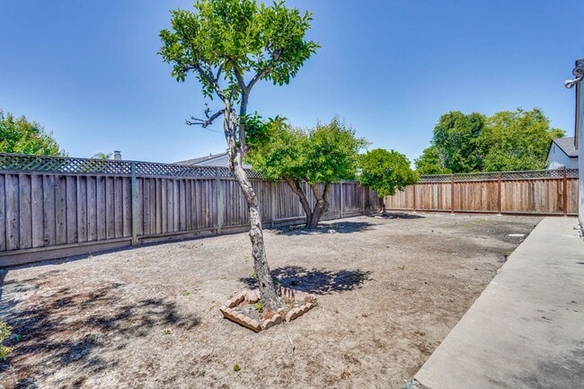 Building Photo - Spacious 3 Bedroom 2 Bath Home with 2 Car Garage and Central Air Conditioning