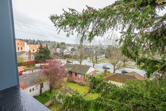 Building Photo - One year old townhome