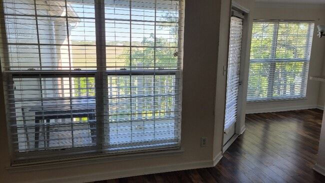 Building Photo - 700 Daniel Ellis Dr