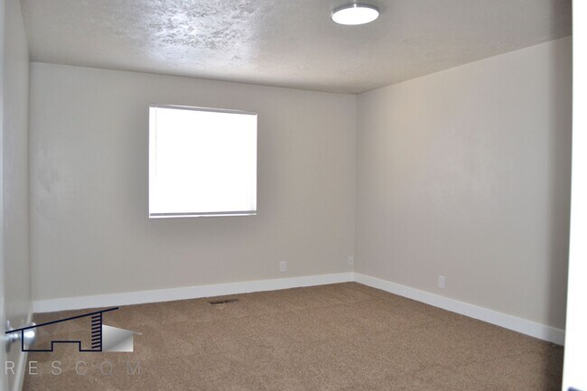 Building Photo - Main St Duplex