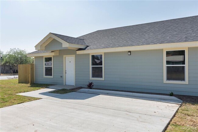 Building Photo - 624 N Texas Ave