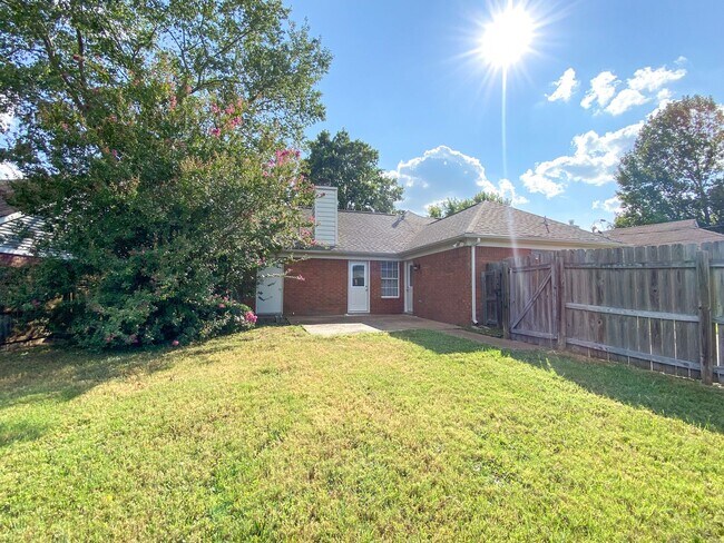 Building Photo - 3 bed, 2 bath home with wonderful curb appeal near N. Germantown Parkway.