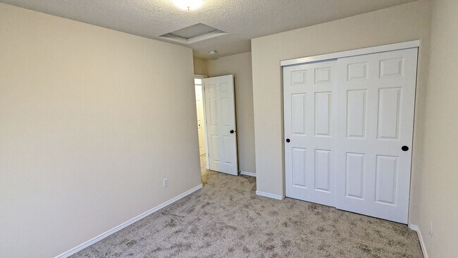 Building Photo - 3 bedroom 2.5 bath home