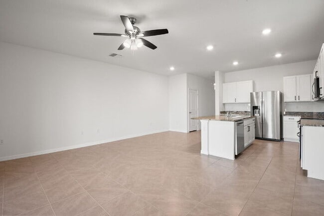 Building Photo - "Spacious 3-Bedroom Townhouse Oasis with 2.5 Baths in Serene Apollo Beach!"