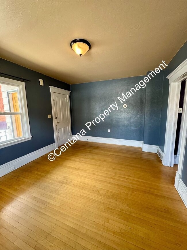 Building Photo - 5 bedroom 3 bath house with fenced yard