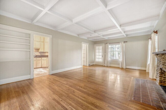 Building Photo - Montlake/Madison Park Area | Remodeled 3 Bed + Bonus Spaces | Arboretum Access