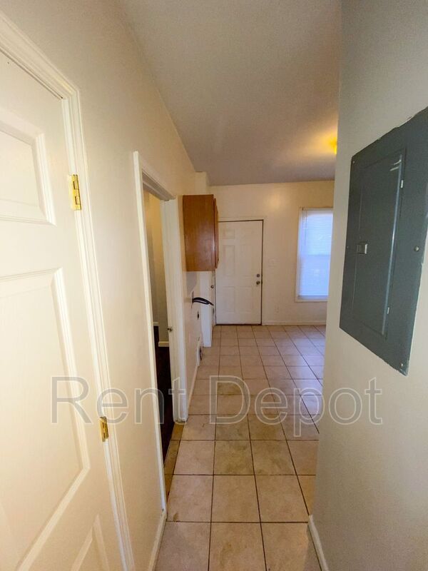 Building Photo - 1328 E Illinois St
