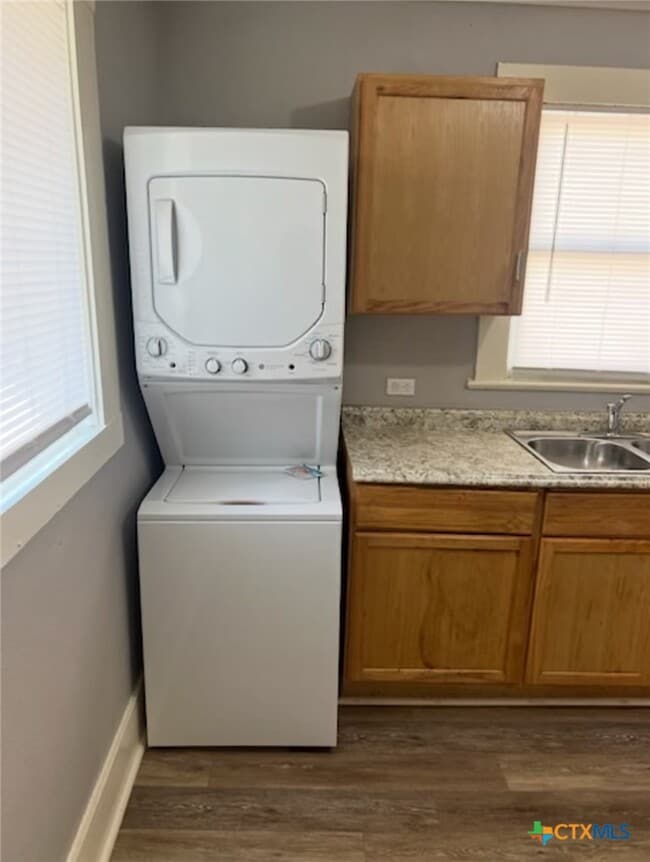 Building Photo - 205 E Kingsbury St