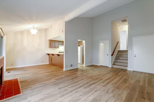 Building Photo - Cupertino 2 Bed, 2 Bath Townhouse with Att...