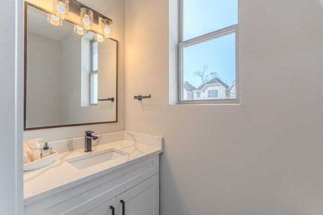 Building Photo - 15038 Wunderlust