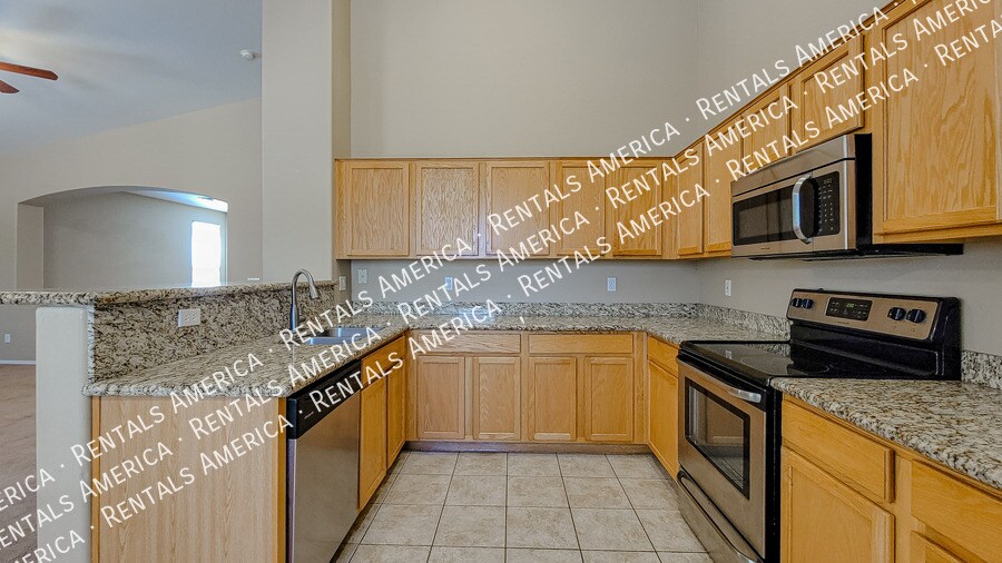 Building Photo - 12512 W Glenrosa Dr