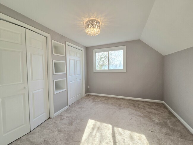 Building Photo - 108 N Gladden St