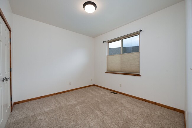 Building Photo - 3 Bedroom, 2 Bath Condo