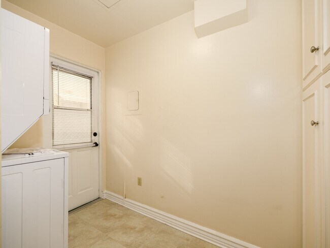 Building Photo - 152 N Arnaz Dr