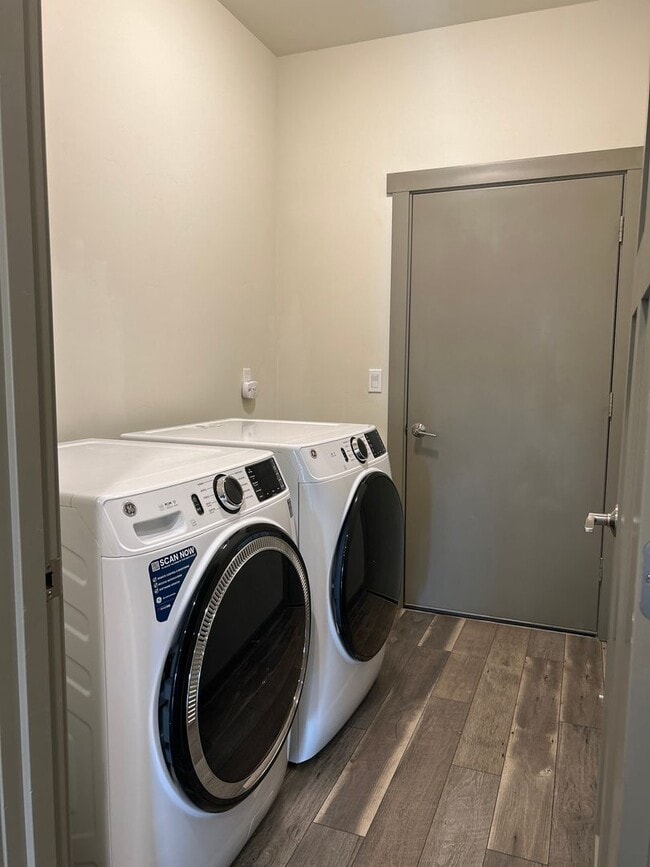 Building Photo - 1062 SE Balsamroot Ln