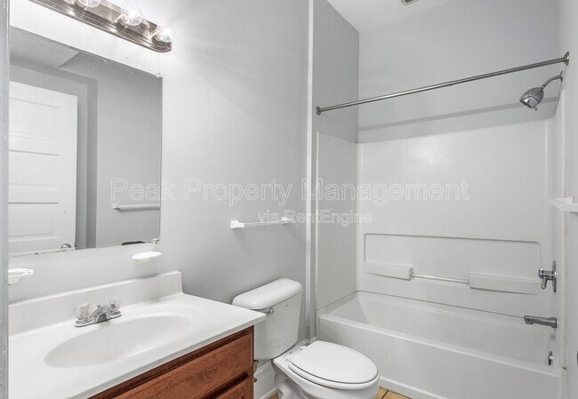 Building Photo - 1124 Hull St