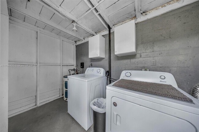 Building Photo - 709 NE 22nd Dr