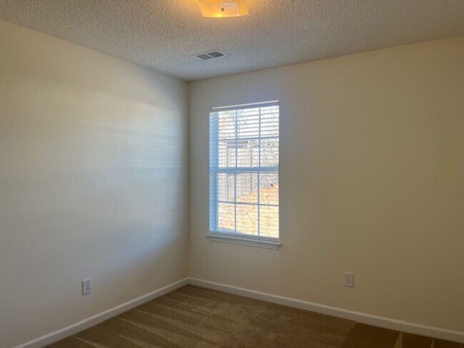 Building Photo - Spacious 3-Bedroom Home with Loft & Large Backyard!