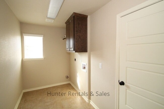 Building Photo - Amazing Four-Bedroom!