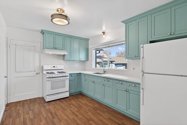 Building Photo - $2,800 /Month Beautiful 1 Bed, 1 Bath Single Story Centrally located in Petaluma!