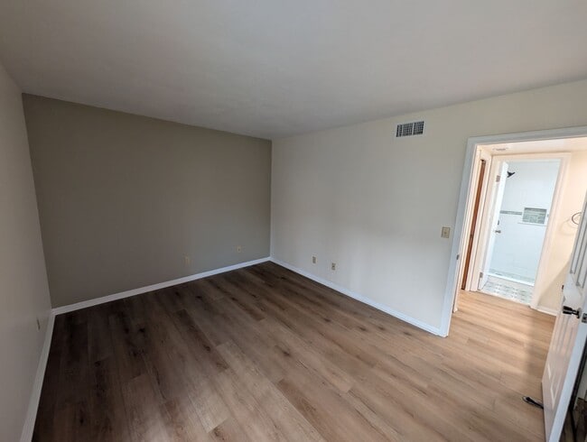 Building Photo - Ground Floor UPDATED 1/1 Washer Dryer Hookups