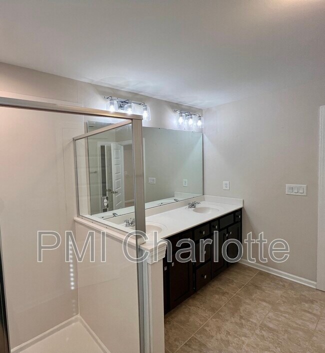 Building Photo - 1135 Overlake Dr