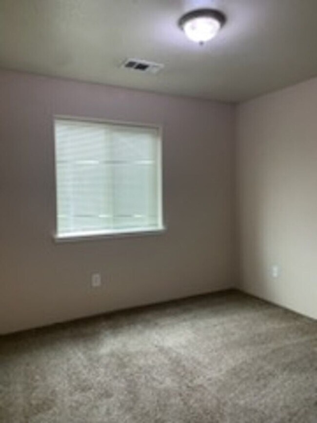 Building Photo - 2133 Poplar Dr
