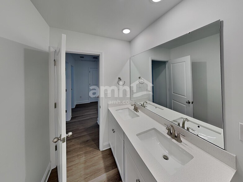 Building Photo - 5006 Twin River Dr