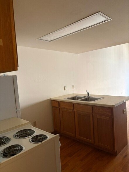 Building Photo - 402 W Dayton St