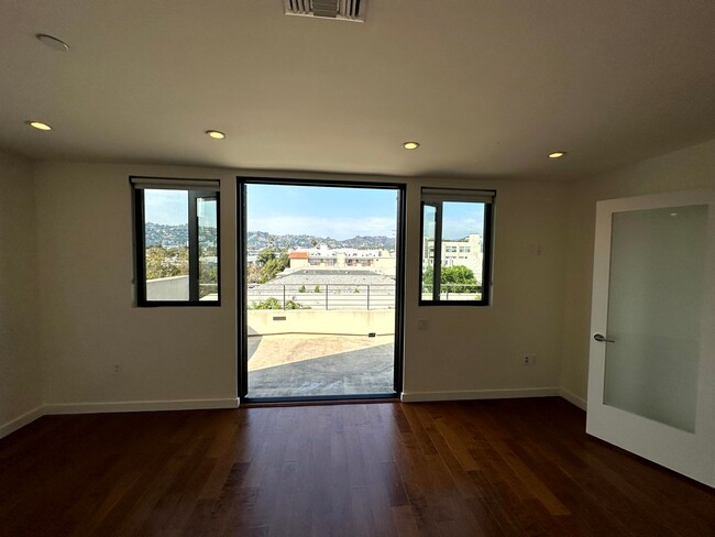 Building Photo - Fantastic 4 story Townhome - 3 bed - 3.5 b...