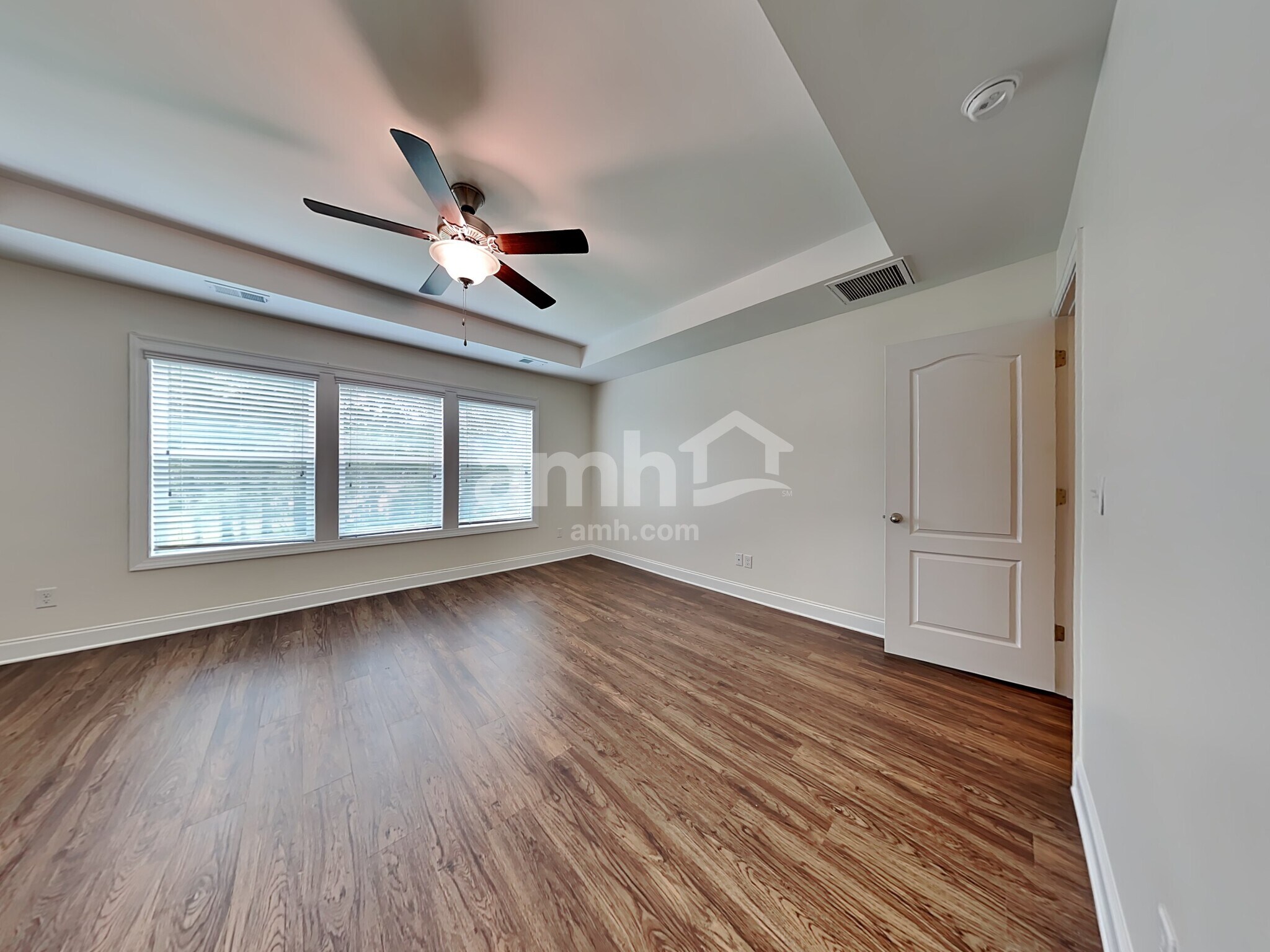 Building Photo - 100 Doral Blue Dr