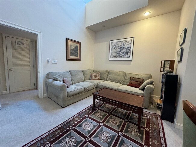 Building Photo - 132 Boylston St