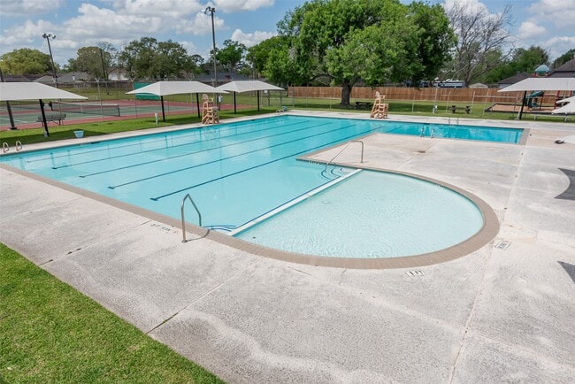 Building Photo - 1915 Mustang Springs Dr