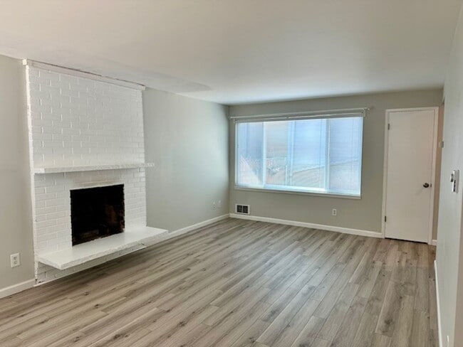 Building Photo - Remodeled 2 Bedroom Duplex Home in Magnolia