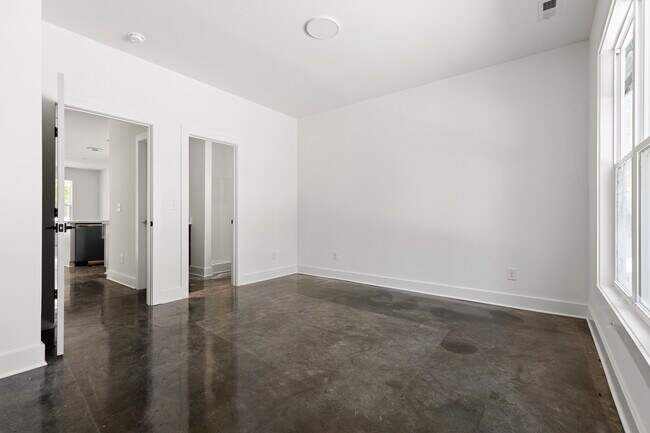 Building Photo - 733 Hopkins St