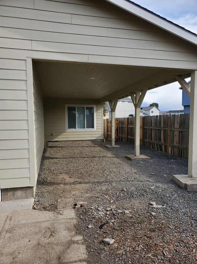 Building Photo - 3322 Tierra Dr NE