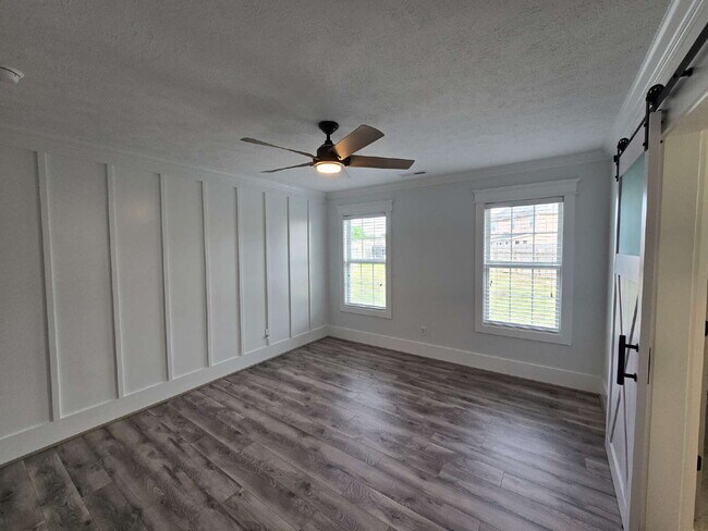 Building Photo - "Charming 3-Bedroom Retreat with Granite Finishes & Cozy Fireplace in Jacksonville!"