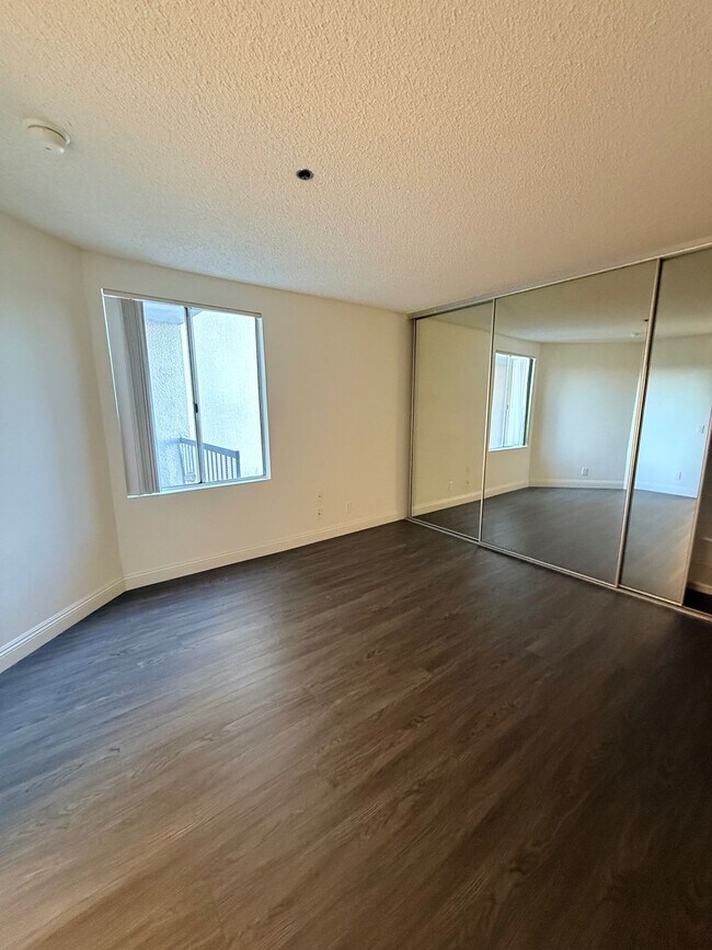 Building Photo - Clean & a Great Value Well Appointed Apartment
