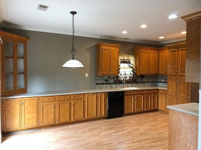 Building Photo - Pond-View Home with Spacious Yard