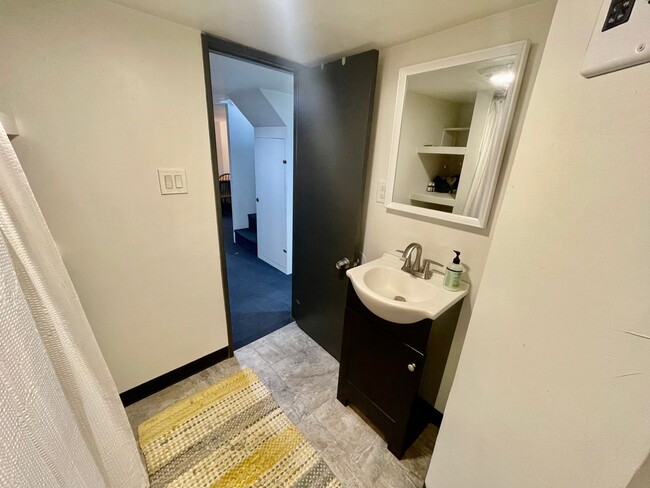 Building Photo - Main St! Storage and Parking! 20 minute dr...