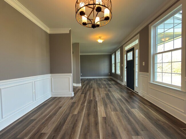 Building Photo - Spacious 4 Bed 3.5 Bath Home in Round Hill VA For Rent!