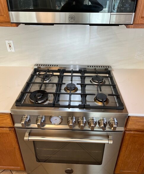 Building Photo - 1324 Hillcrest Dr