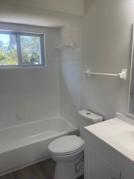 Building Photo - 622 SW 7th Ave