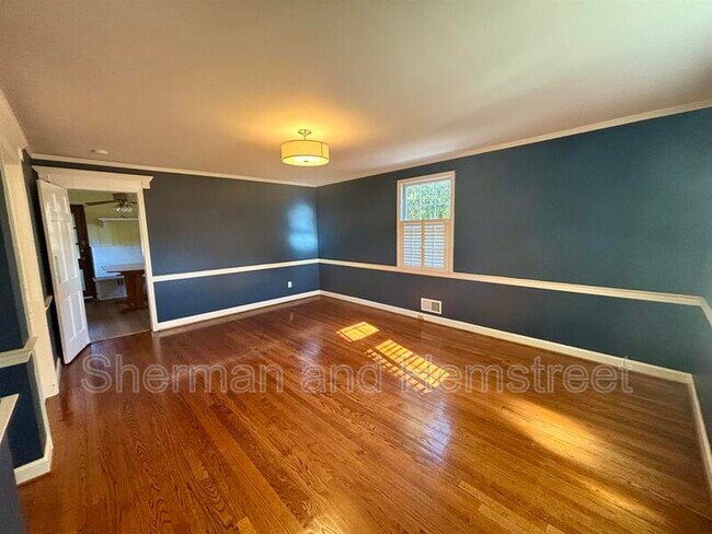 Building Photo - 807 Barrett Ln