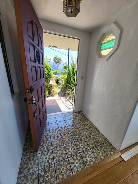 Building Photo - 906 Balra Dr