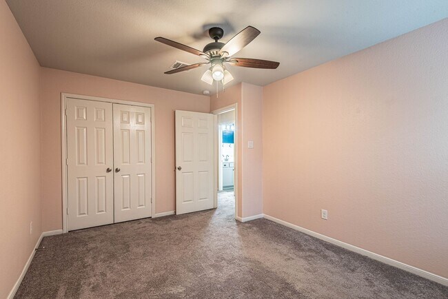 Building Photo - 165 Camelot Pl Ct