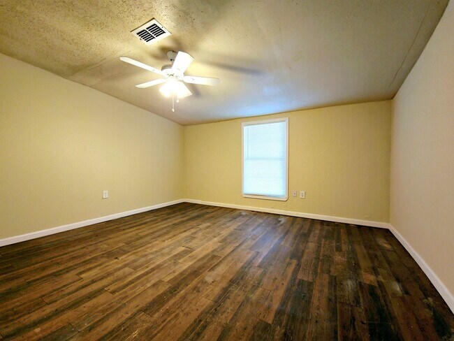 Building Photo - MOVE-IN SPECIAL: Cozy 3 Bedroom Home in East Lubbock