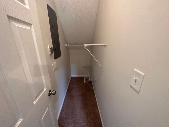 Building Photo - 3-bedroom, 3.5-bathroom nestled in Wyndhur...