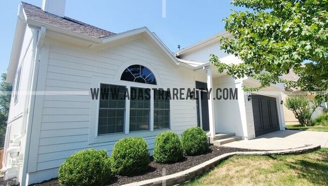 Building Photo - Gorgeous Updated Home in Blue Valley, South Overland Park-Available NOW!!