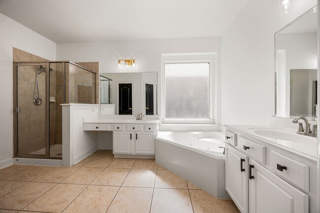 Building Photo - 6010 Gatewood Manor Dr